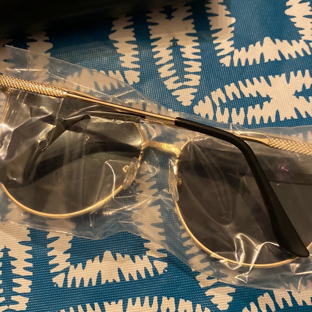 ⭐️2/$10 - Gold Rim Sunglasses - Picture 3 of 4